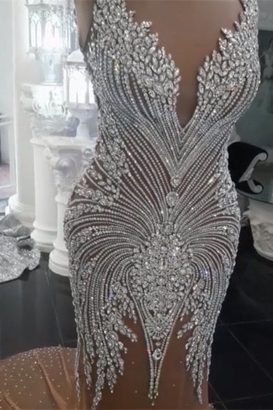 Robe de mariée sirène ornée de cristaux, col en V, dos nu, couleur champagne.