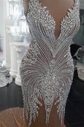 Robe de mariée sirène ornée de cristaux, col en V, dos nu, couleur champagne.