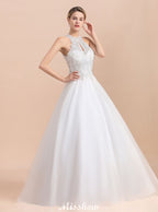 Magnifique robe de mariée dos nu ornée de strass, en tulle blanc et dentelle appliquée, coupe trapèze.