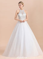 Magnifique robe de mariée dos nu ornée de strass, en tulle blanc et dentelle appliquée, coupe trapèze.
