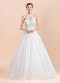 Magnifique robe de mariée dos nu ornée de strass, en tulle blanc et dentelle appliquée, coupe trapèze.