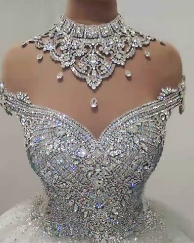 Precioso vestido de novia de princesa con cuello alto y pedrería de cristal