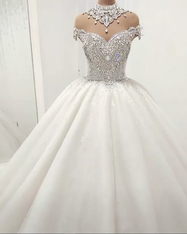 Precioso vestido de novia de princesa con cuello alto y pedrería de cristal