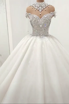 Magnifique robe de mariée princesse à col montant ornée de perles de cristal