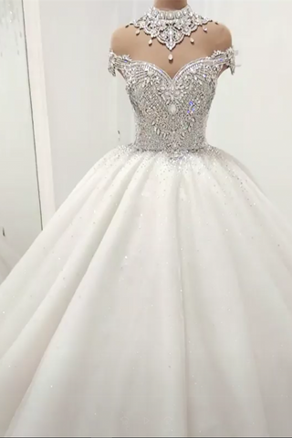 Precioso vestido de novia de princesa con cuello alto y pedrería de cristal