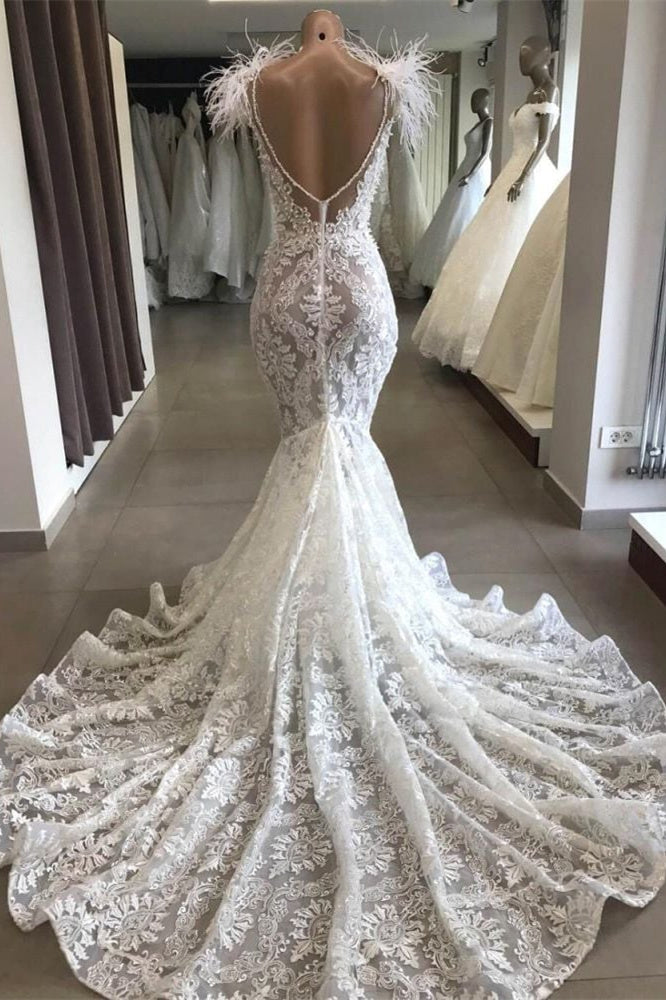 Precioso vestido de novia largo de encaje con escote corazón calado y cuello de piel