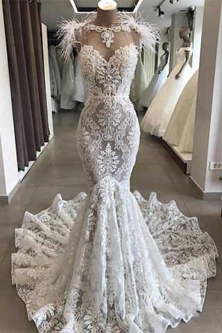 Precioso vestido de novia largo de encaje con escote corazón calado y cuello de piel