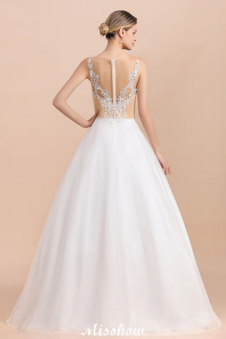 Precioso vestido de novia blanco de corte princesa, sin mangas, con cuello ilusión y botones.