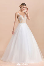 Magnifique robe de bal blanche sans manches à col illusion et boutons