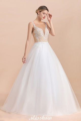 Precioso vestido de novia blanco de corte princesa, sin mangas, con cuello ilusión y botones.