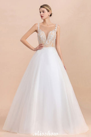 Precioso vestido de novia blanco de corte princesa, sin mangas, con cuello ilusión y botones.