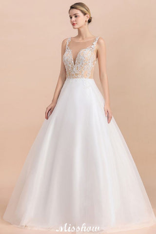 Precioso vestido de novia blanco de corte princesa, sin mangas, con cuello ilusión y botones.