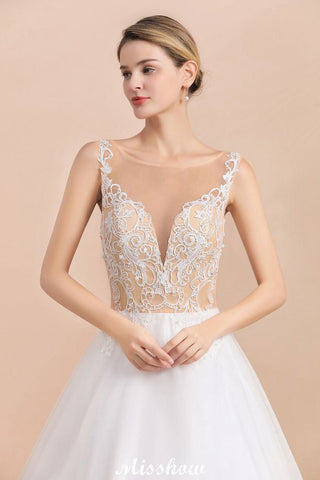 Precioso vestido de novia blanco de corte princesa, sin mangas, con cuello ilusión y botones.
