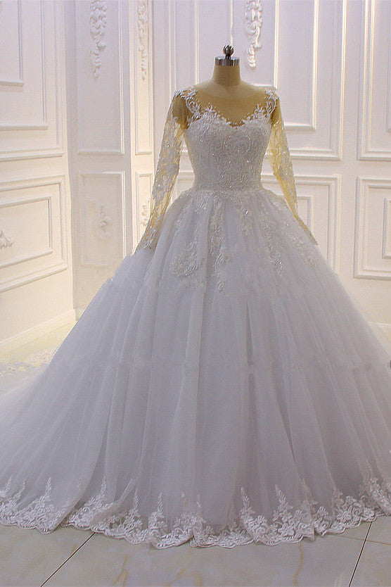 Precioso vestido de novia largo de corte A con escote barco, apliques de tul con perlas y encaje, con mangas.