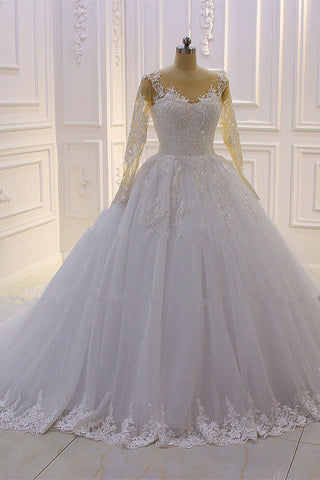 Precioso vestido de novia largo de corte A con escote barco, apliques de tul con perlas y encaje, con mangas.