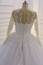 Precioso vestido de novia largo de corte A con escote barco, apliques de tul con perlas y encaje, con mangas.