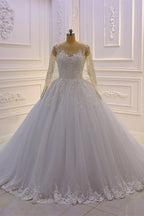 Precioso vestido de novia largo de corte A con escote barco, apliques de tul con perlas y encaje, con mangas.