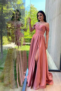 Magnifique robe de bal longue trapèze en satin froncé, épaules dénudées et fente.