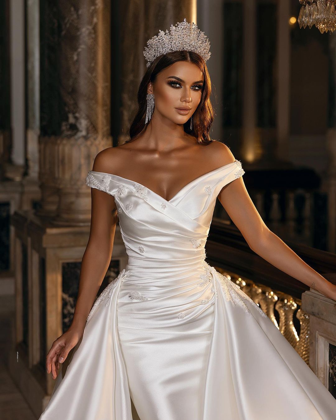 Magnifique robe de mariée longue en satin, coupe trapèze, épaules dénudées, décolleté en cœur et dos nu.