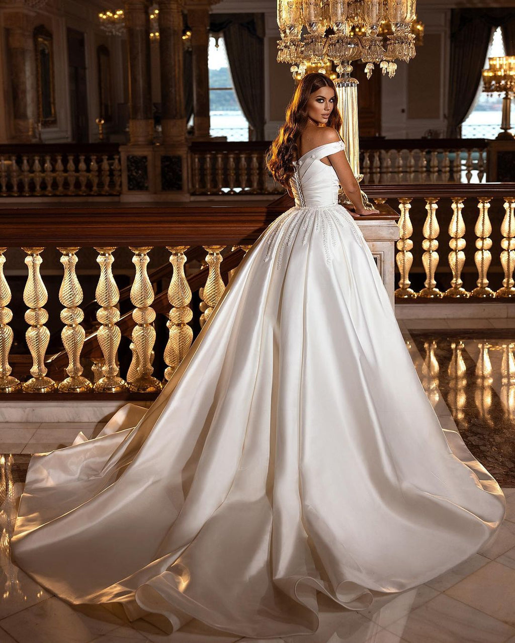 Magnifique robe de mariée longue en satin, coupe trapèze, épaules dénudées, décolleté en cœur et dos nu.