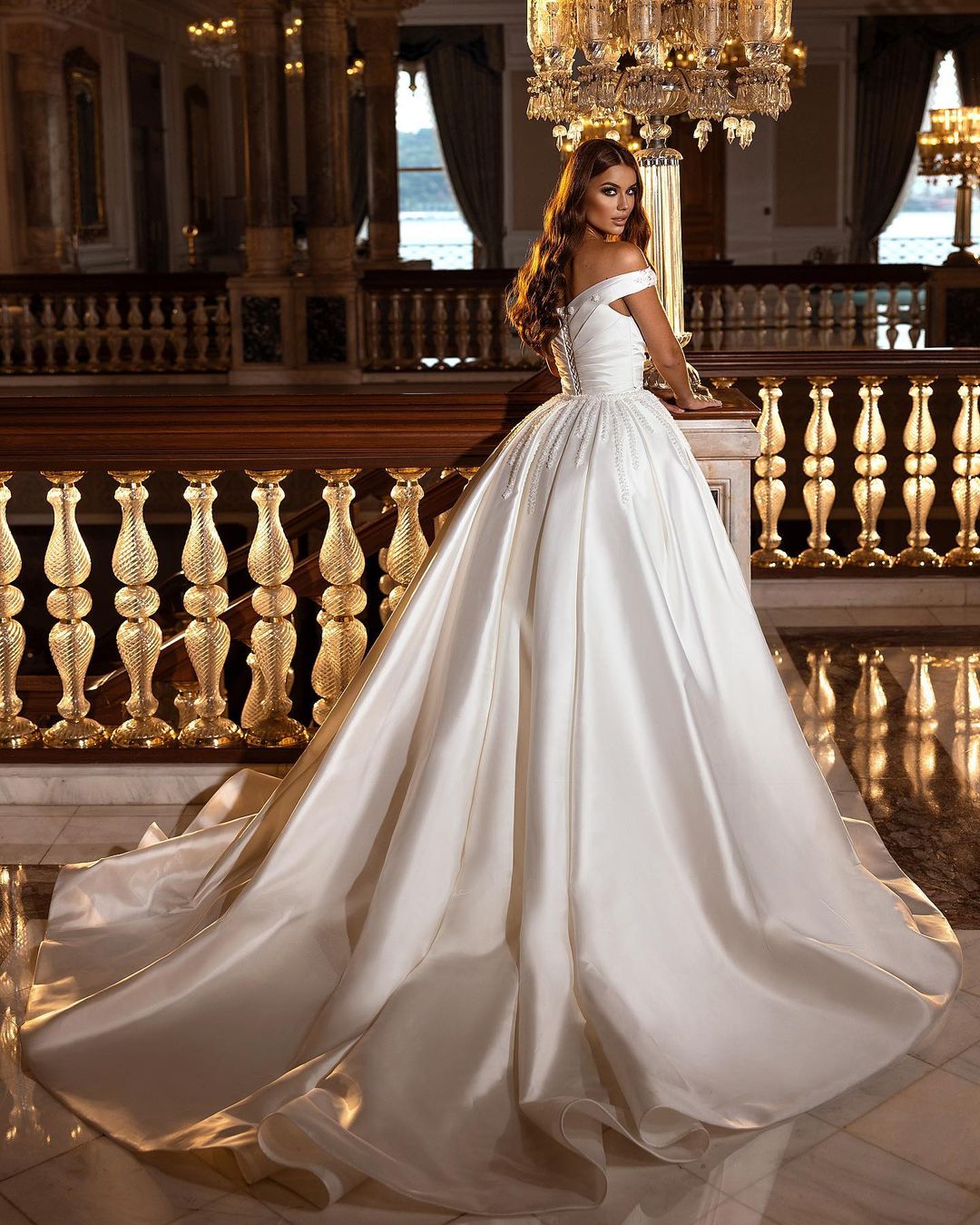 Magnifique robe de mariée longue en satin, coupe trapèze, épaules dénudées, décolleté en cœur et dos nu.