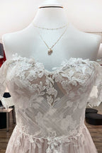 Precioso vestido de novia largo de corte A con hombros descubiertos, apliques de tul y encaje
