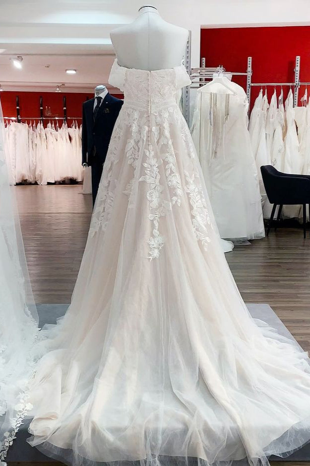 Precioso vestido de novia largo de corte A con hombros descubiertos, tul y apliques de encaje