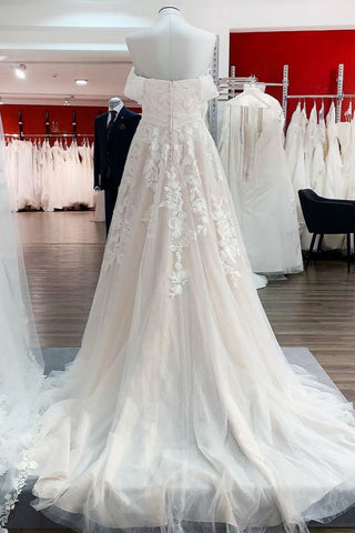 Precioso vestido de novia largo de corte A con hombros descubiertos, tul y apliques de encaje
