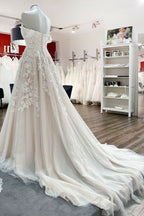 Precioso vestido de novia largo de corte A con hombros descubiertos, tul y apliques de encaje