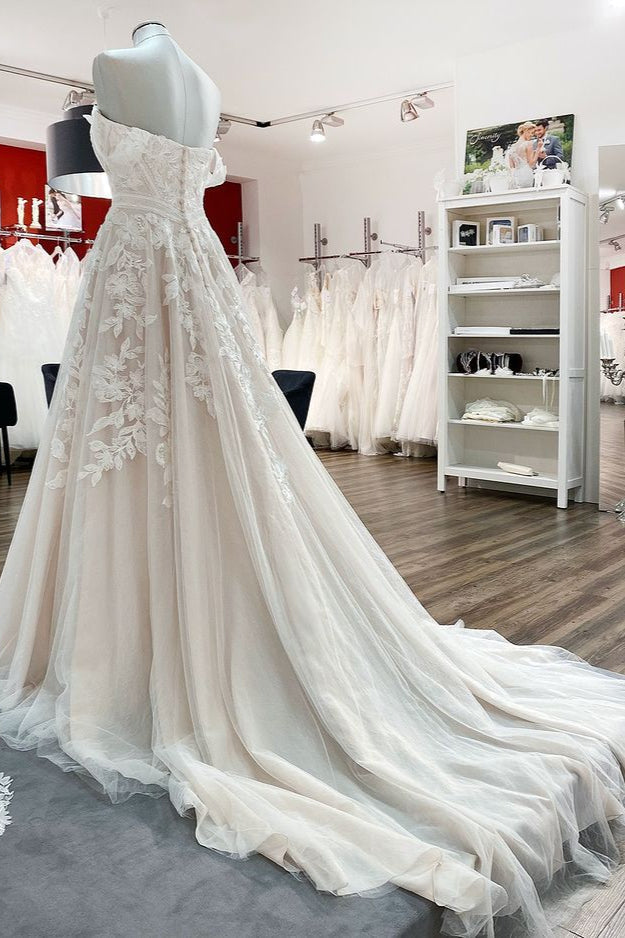 Precioso vestido de novia largo de corte A con hombros descubiertos, tul y apliques de encaje