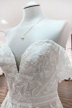 Precioso vestido de novia largo de corte A con hombros descubiertos, tul y apliques de encaje