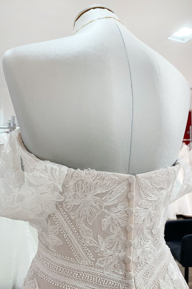 Precioso vestido de novia largo de corte A con hombros descubiertos, tul y apliques de encaje