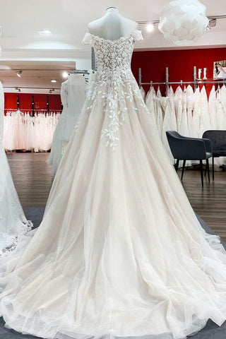 Precioso vestido de novia largo de corte A con hombros descubiertos, tul, encaje y volantes