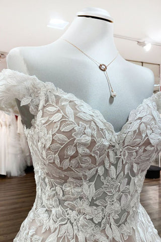 Precioso vestido de novia largo de corte A con hombros descubiertos, tul, encaje y volantes
