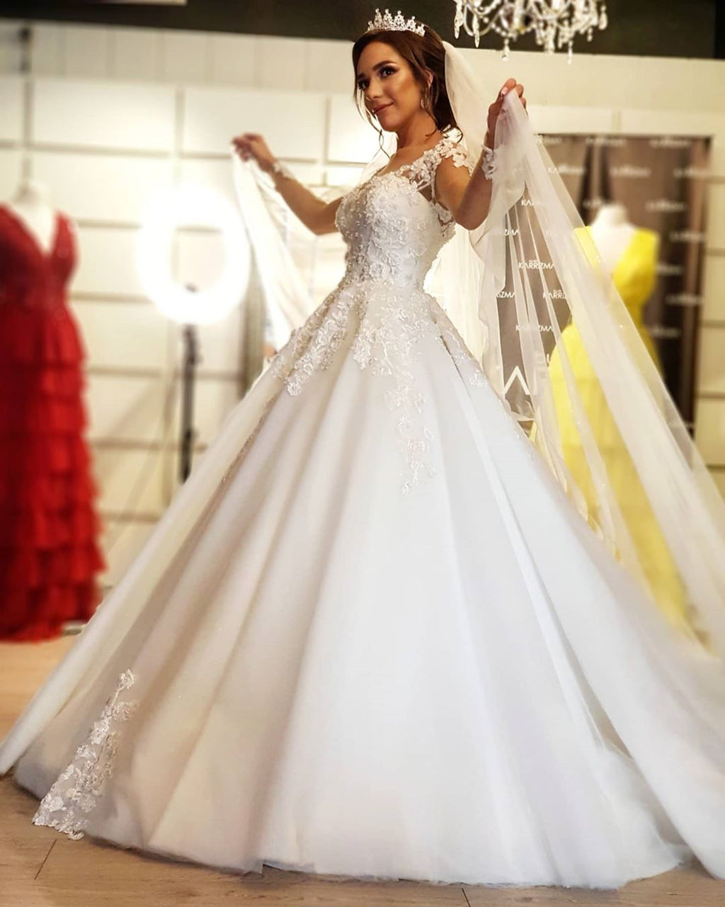 Preciosos vestidos de novia largos de corte A con hombros descubiertos y mangas