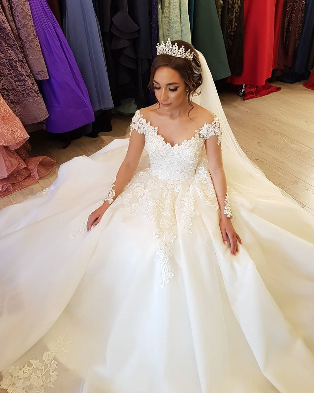 Preciosos vestidos de novia largos de corte A con hombros descubiertos y mangas