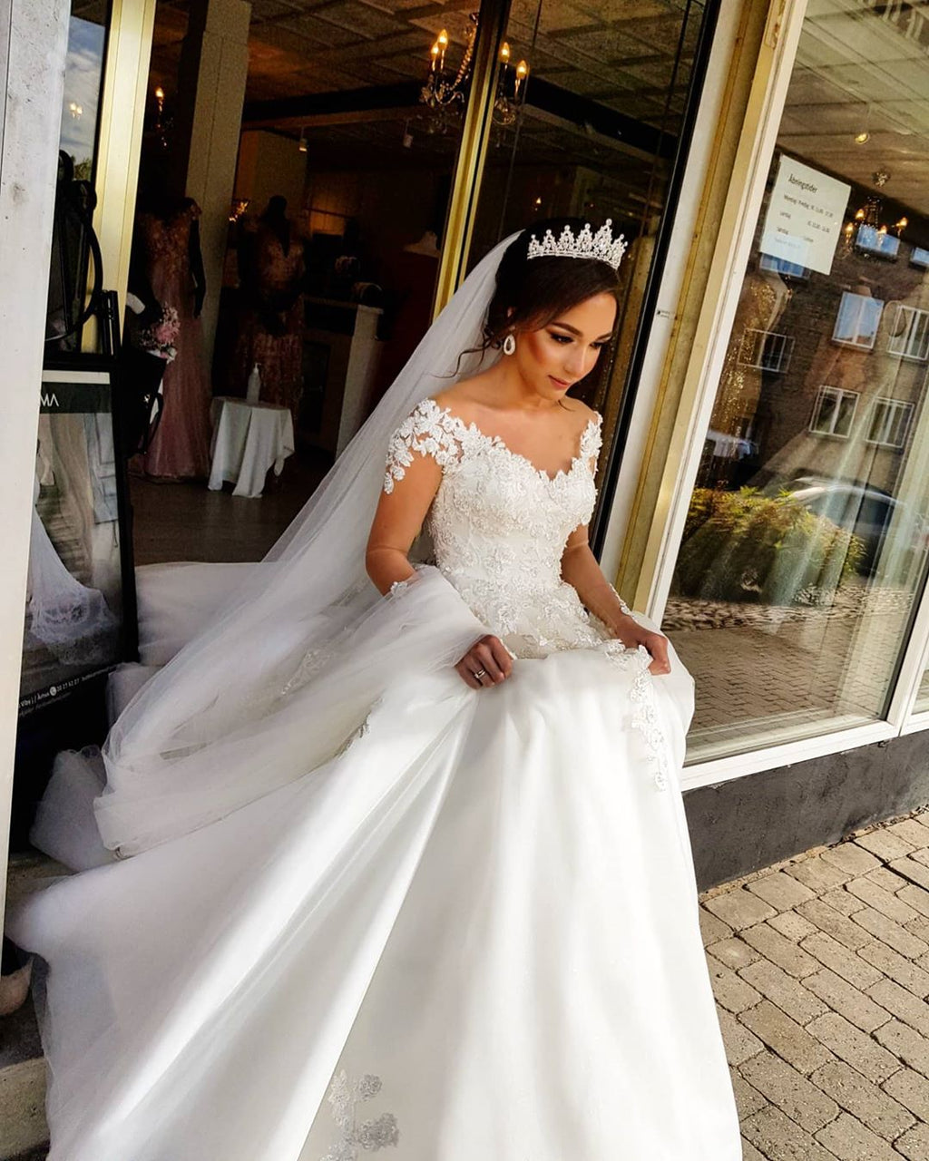 Preciosos vestidos de novia largos de corte A con hombros descubiertos y mangas