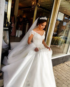 Preciosos vestidos de novia largos de corte A con hombros descubiertos y mangas