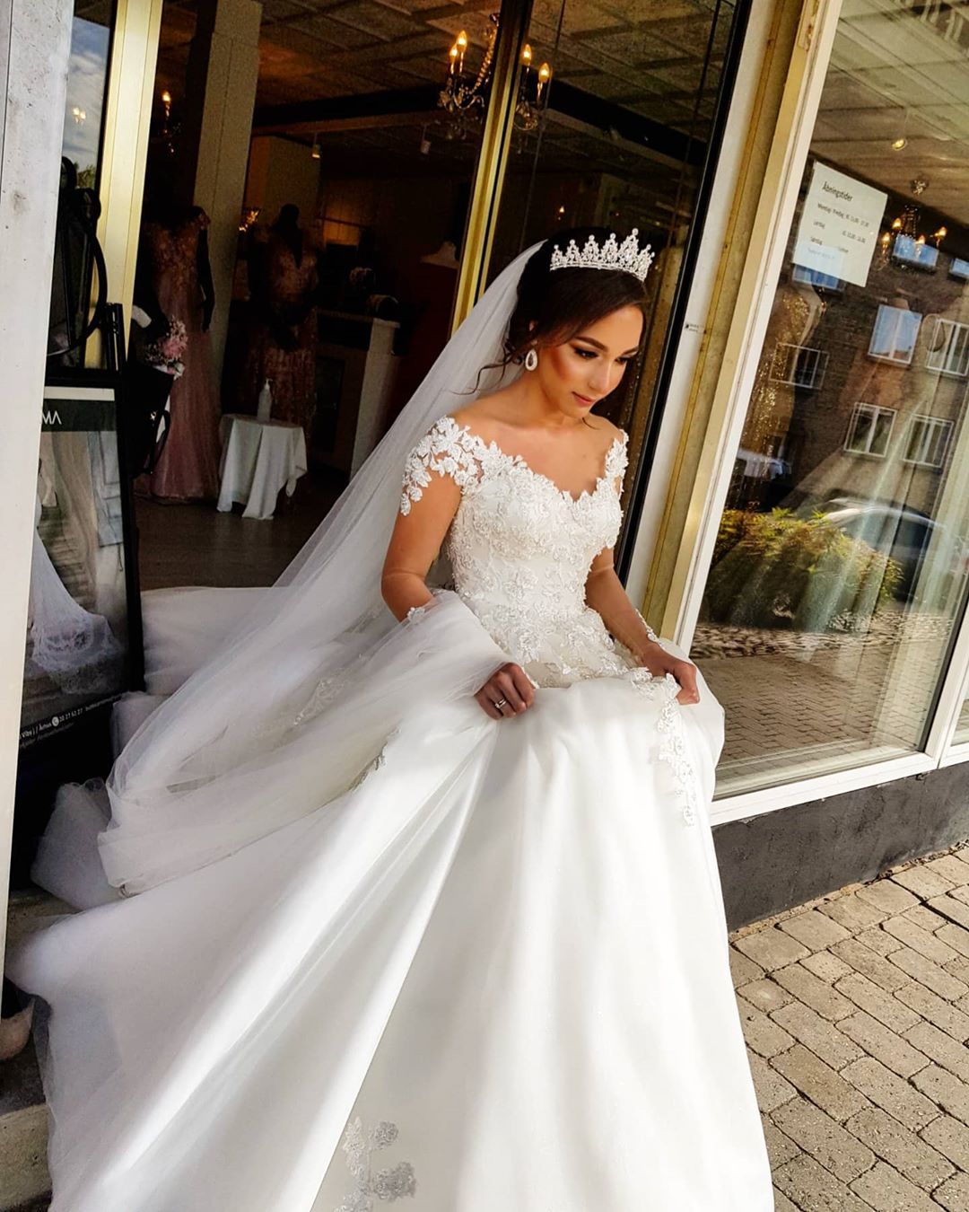 Preciosos vestidos de novia largos de corte A con hombros descubiertos y mangas