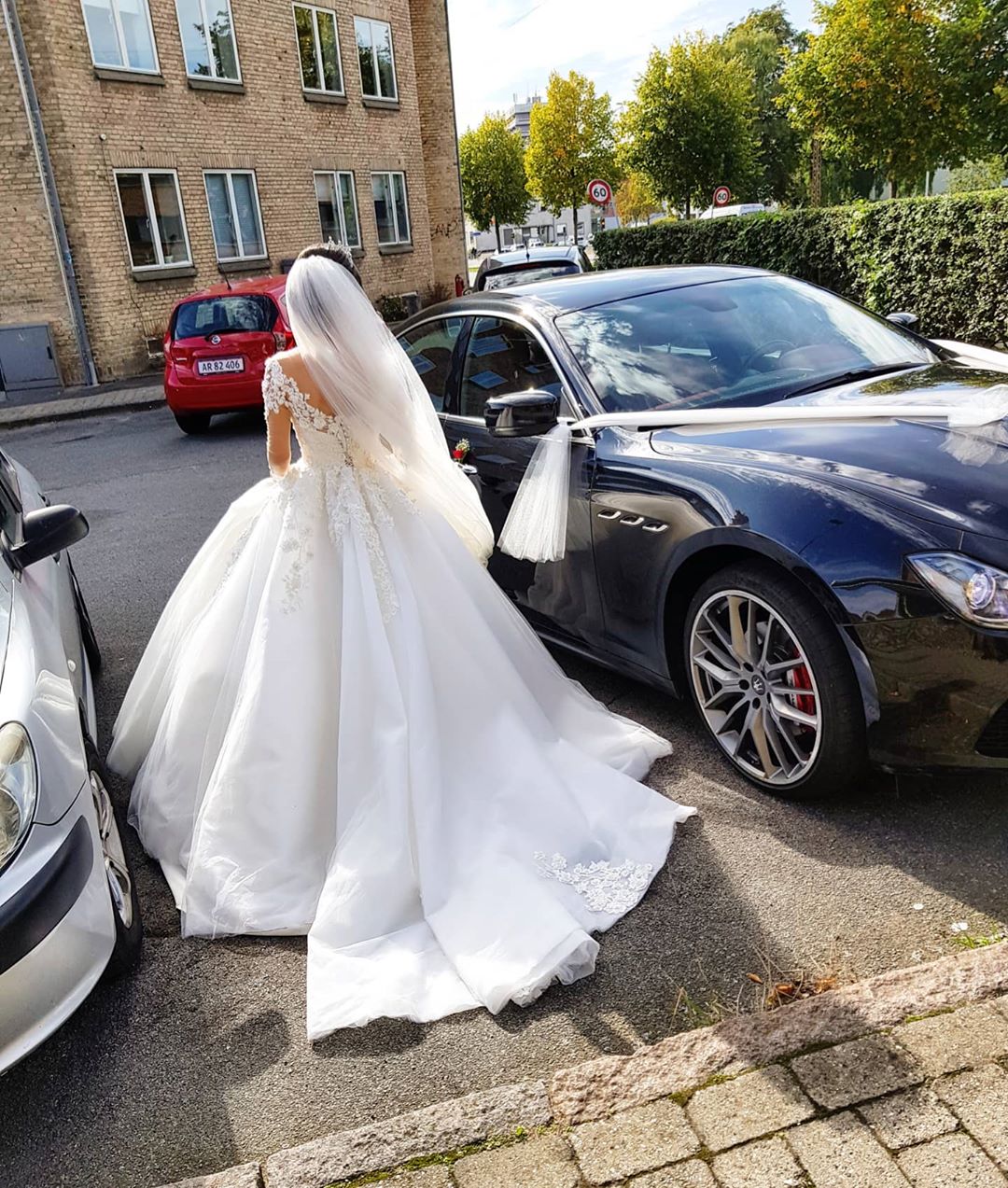 Preciosos vestidos de novia largos de corte A con hombros descubiertos y mangas