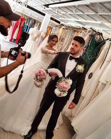 Preciosos vestidos de novia largos de corte A con hombros descubiertos y mangas