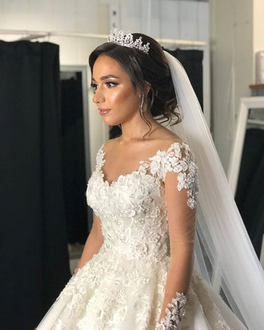 Preciosos vestidos de novia largos de corte A con hombros descubiertos y mangas