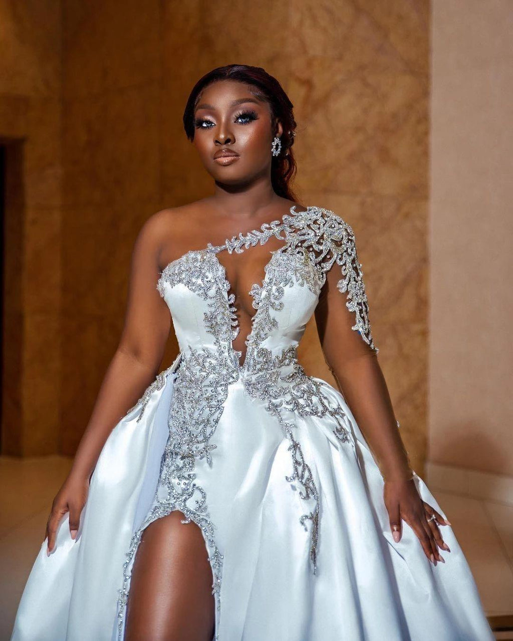 Magnifique robe de mariée longue trapèze asymétrique à une épaule, ornée de perles et fendue.