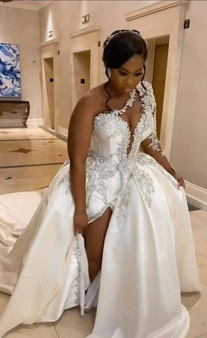 Precioso vestido de novia largo de corte A, con un solo hombro, bordado con cuentas y abertura.