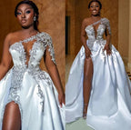 Magnifique robe de mariée longue trapèze asymétrique à une épaule, ornée de perles et fendue.