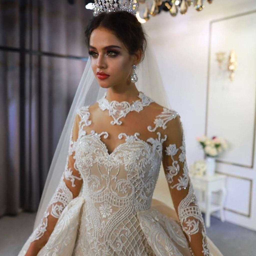 Precioso vestido de novia largo de corte A, escote corazón, apliques de encaje y mangas con mangas.