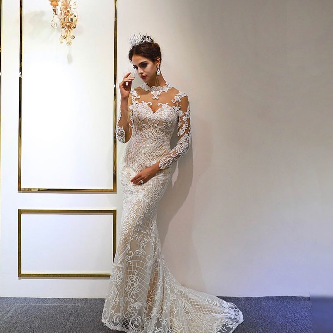 Precioso vestido de novia largo de corte A, escote corazón, apliques de encaje y mangas con mangas.