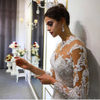 Precioso vestido de novia largo de corte A, escote corazón, apliques de encaje y mangas con mangas.