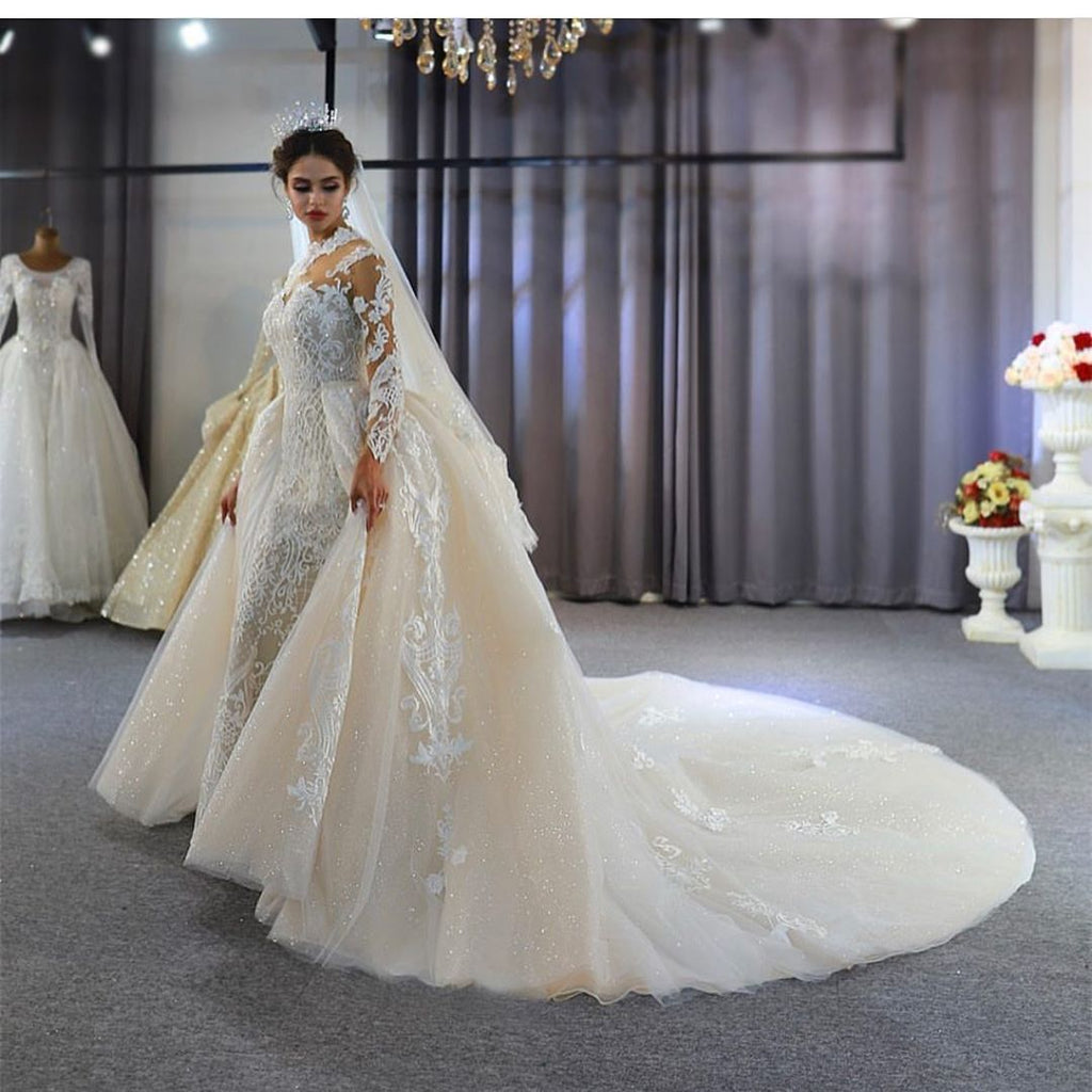 Precioso vestido de novia largo de corte A, escote corazón, apliques de encaje y mangas con mangas.