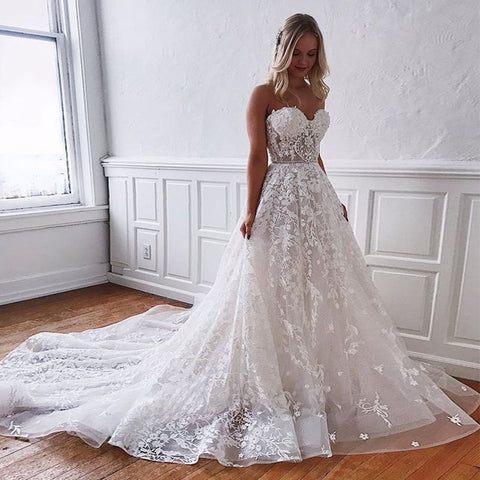 Precioso vestido de novia largo de encaje con escote corazón y corte en A